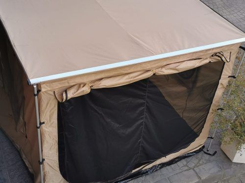 Toldo con cerramiento para coche 4x4 DOMINGO 2.5x2.5 montado en techo de furgoneta