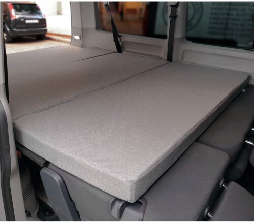 colchón plegable camper para Volkswagen T5, T6 y T6.1, mostrando su instalación sobre los asientos traseros y su almacenamiento en el maletero