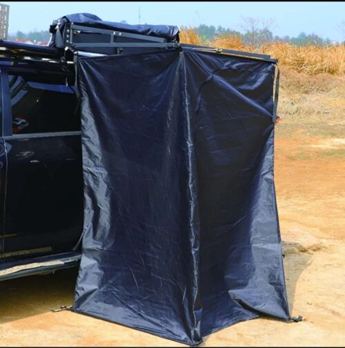 Vestidor portátil DOMINGO instalado junto al coche, ideal como ducha o cambiador en camping